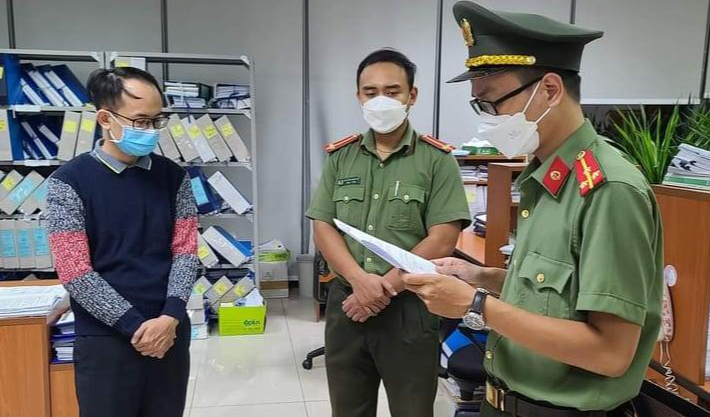 Công an TP Đà Nẵng thực hiện các quyết định tố tụng đối với Nguyễn Văn Phong. Ảnh:K.C