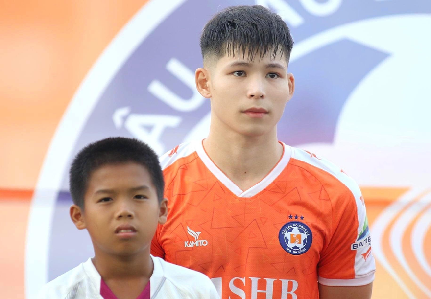 Liễu Quang Vinh trong màu áo của SHB Đà Nẵng. 