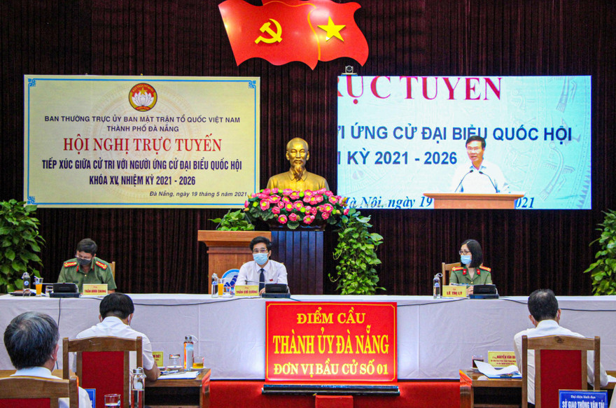 Điểm cầu tiếp xúc cử tri trực tuyến tại Thành uỷ Đà Nẵng. 