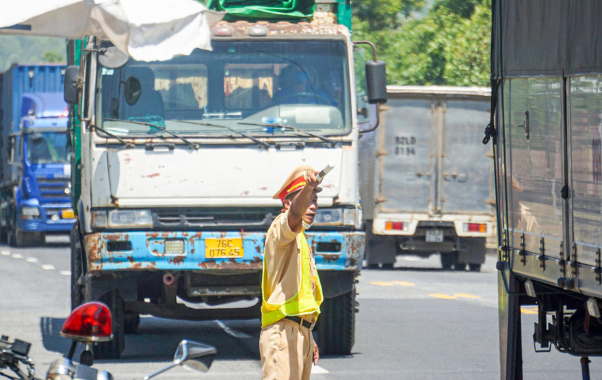 Lực lương CSGT làm nhiệm vụ tại chốt kiếm soát phòng chống dịch COVID-19 tại Đà Nẵng. 