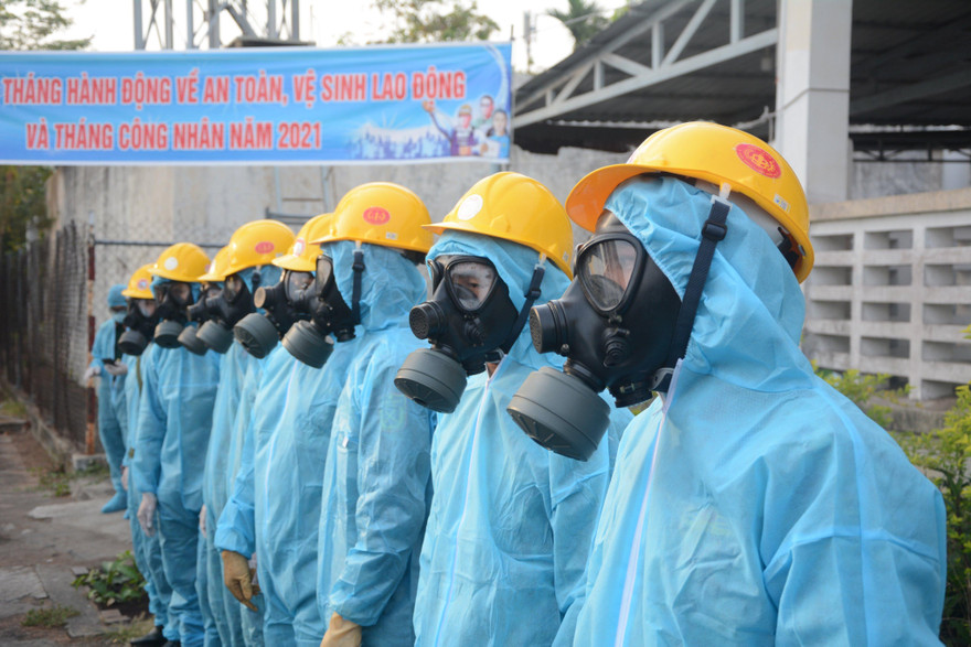 Lực lượng quân đội tiến hành khử khuẩn khu công nghiệp An Đồn (Sơn Trà, Đà Nẵng) sau khi có ca lây nhiễm ở đây. 