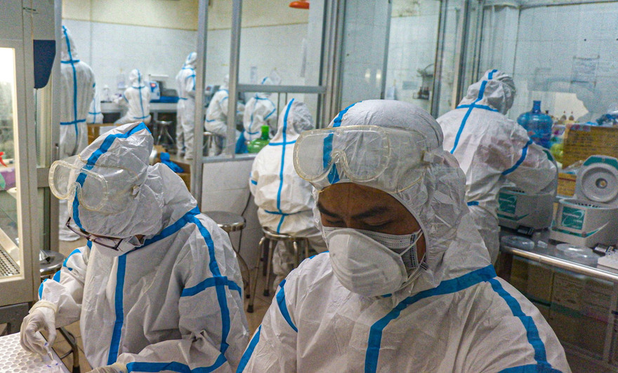 Lấy mẫu xét nghiệm COVID-19 tại CDC Đà Nẵng. Ảnh: Nguyễn Thành