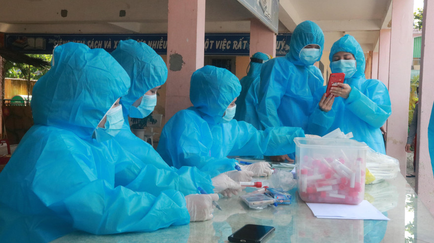 Lấy mẫu xét nghiệm truy tìm COVID-19 ở Đà Nẵng. Ảnh: Nguyễn Thành