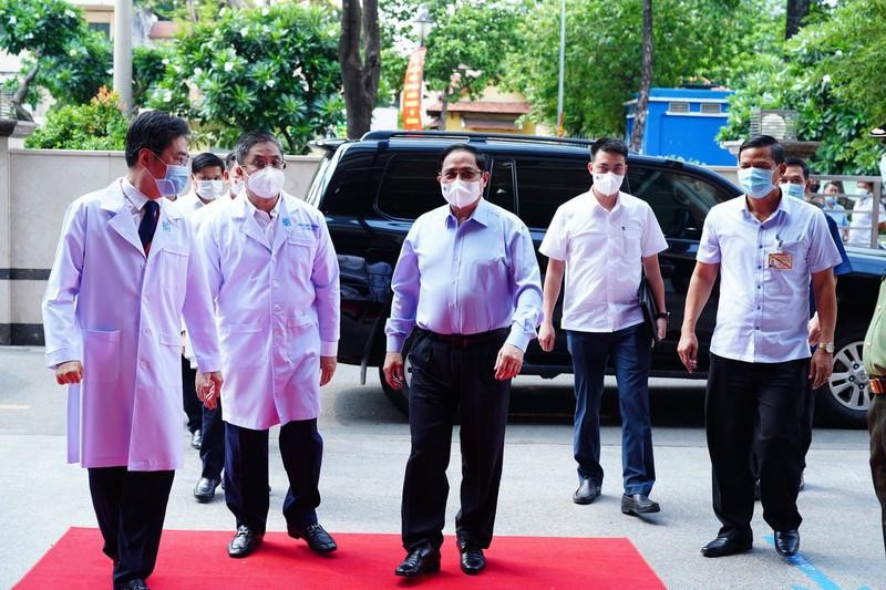 Thủ tướng Phạm Minh Chính thăm và làm việc tại BV Đại học Y dược TP.HCM hôm 13-5. Ảnh: MINH TÂM