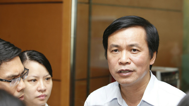 Chủ nhiệm Văn phòng Quốc hội Nguyễn Hạnh Phúc với báo chí bên lề kỳ họp. Ảnh Như Ý