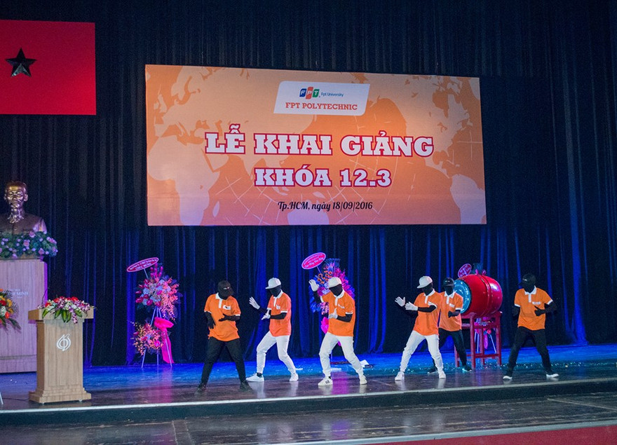 Tiết mục văn nghệ của sinh viên FPT Polytechnic giàn dựng và thể hiện.