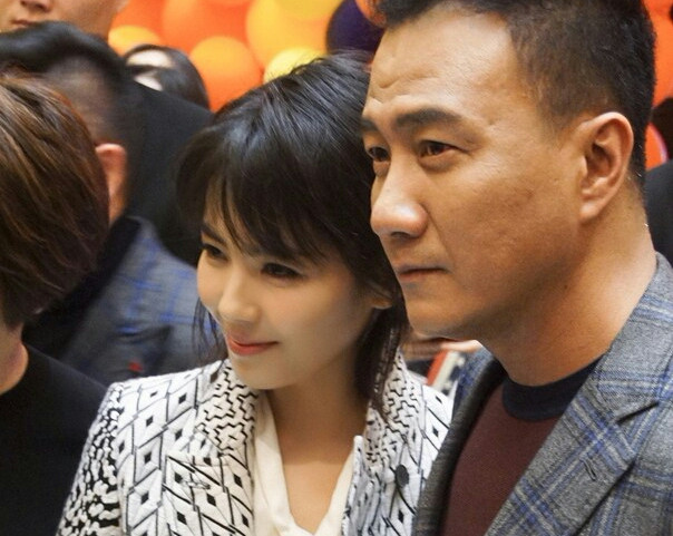 Cặp đôi 'Thiên long bát bộ' sánh đôi 'tình tứ', hút mọi ánh nhìn