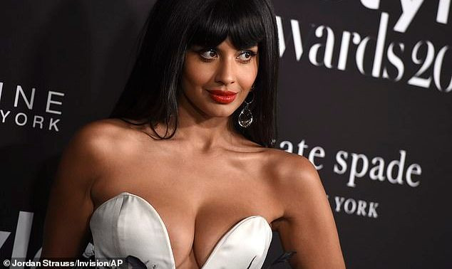 Với lối trang điểm ấn tượng cùng bộ váy cúp ngực và không nội y, Jameela Jamil khiến người nhìn "mắt tròn mắt dẹt" bởi quá xinh đẹp và nóng bong