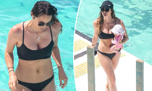 Laura Byrne dáng đẹp ngỡ ngàng với bikini sau 4 tháng sinh con