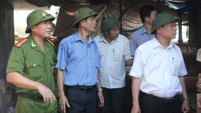  Ông Nguyễn Văn Cao cùng lãnh đạo CA tỉnh TT. Huế trực tiếp xuống hiện trường kiểm tra vụ cháy.