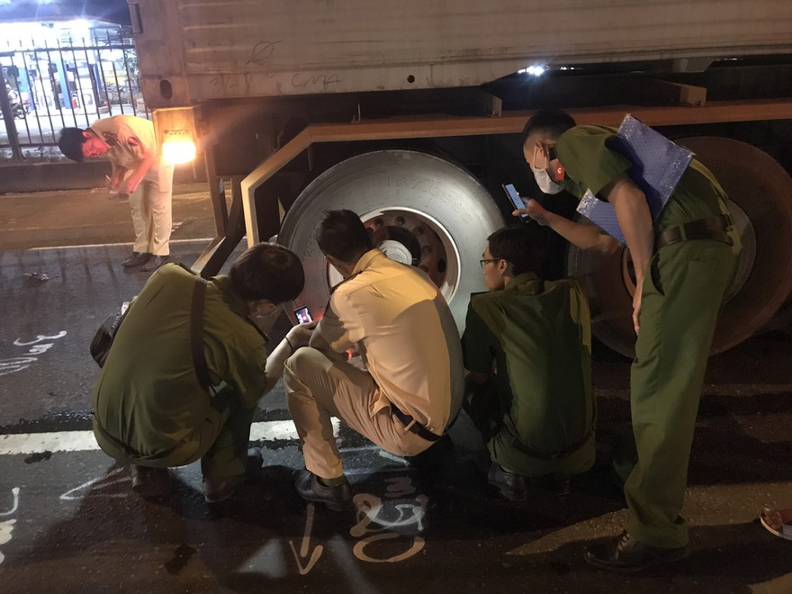 Xe container tông chết người rồi bỏ chạy 