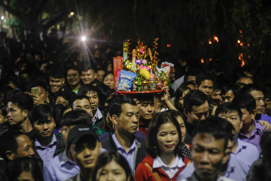 Đội lễ vượt 'biển người' vào đền Trần sau giờ khai ấn