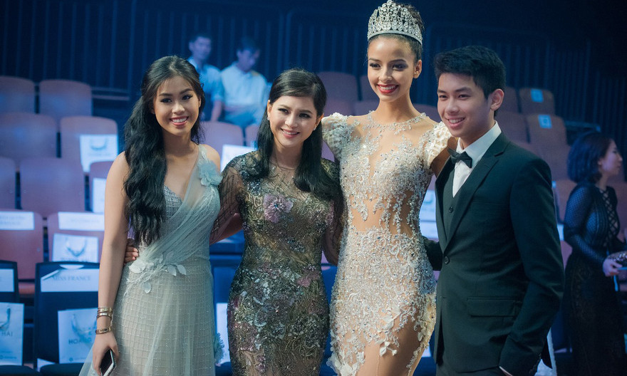 Doanh nhân Thủy Tiên cùng hai con và Hoa hậu Pháp 2014.