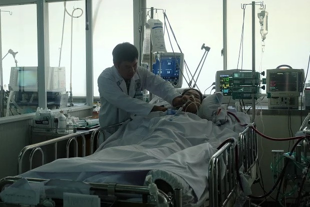 Bác sĩ Bệnh viện Chợ Rẫy TPHCM đang thăm khám cho nữ bệnh nhân bị ong đốt suýt tử vong. Ảnh do bệnh viện cung cấp.