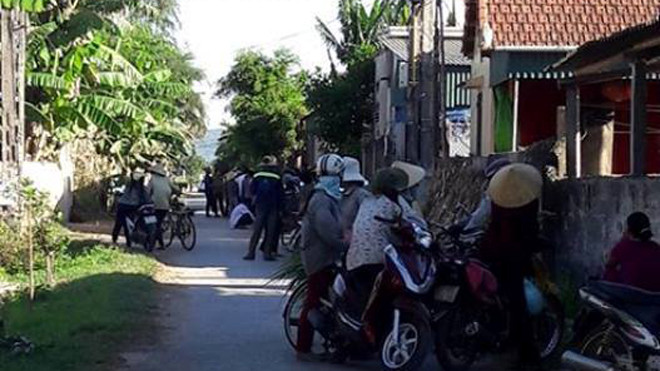 Rất đông người dân tới thăm viếng nạn nhân xấu số.