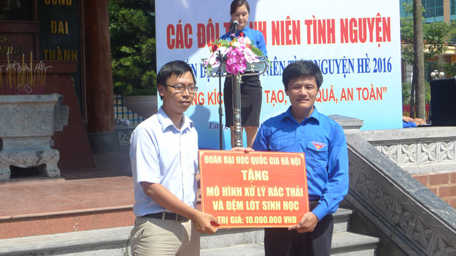 Nhiều phần việc có ý nghĩa được trao tặng cho đồng bào Lạng Sơn. Ảnh: Duy Chiến