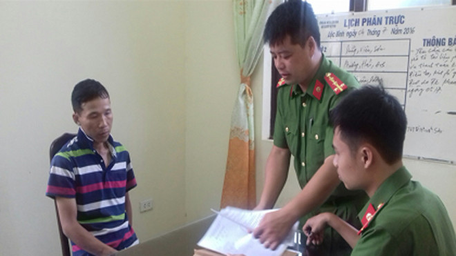 Đối tượng Chiều (trái) tại cơ quan công an. Ảnh: NT 