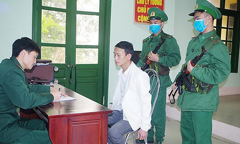 Đối tượng Lý A Tùng khai nhận vận chuyển thuê 20 bánh heroin với giá 15 triệu đồng.