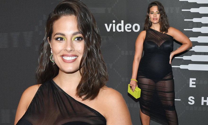Mẫu ngoại cỡ Ashley Graham bầu 5 tháng vẫn mặc xuyên thấu gợi cảm