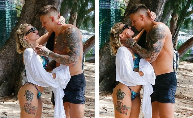 Cặp sao mê xăm trổ gây chú ý khi liên tục ôm hôn tình tứ trên bãi biển