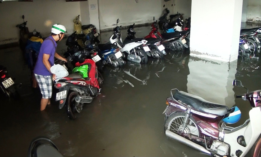 Nước nhấn chìm cả trăm xe máy, ô tô trong chung cư