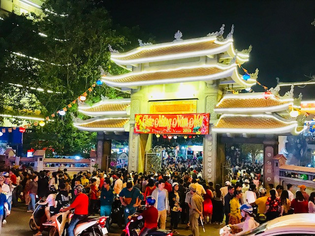 Chen chân hái lộc sau giao thừa