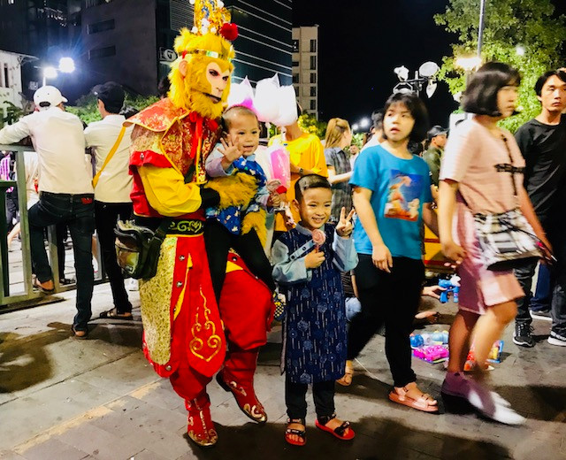 'Tôn Ngộ Không' tái xuất ở đường hoa Nguyễn Huệ	