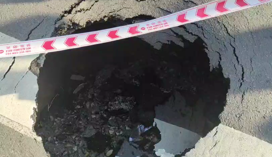 Xuất hiện hố ‘tử thần’ sâu hơn 2 mét ở trung tâm Sài Gòn 