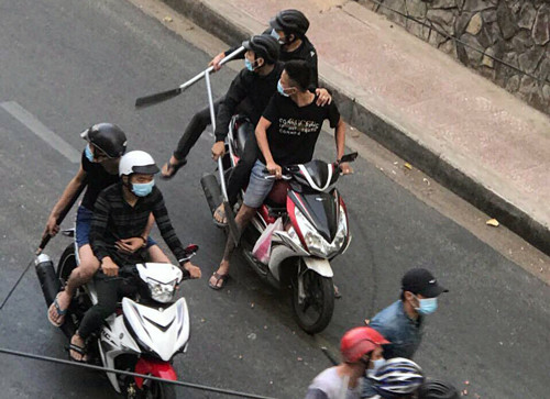 Mã tấu, kiếm trên tay các thanh niên. Ảnh: Quang Long.