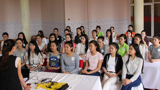 Các thí sinh trò chuyện cùng Ban tổ chức. Ảnh: Hòa Hội 