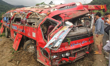 Chiếc xe nát bét sau khi được kéo lên. Ảnh: Nguyễn Thành
