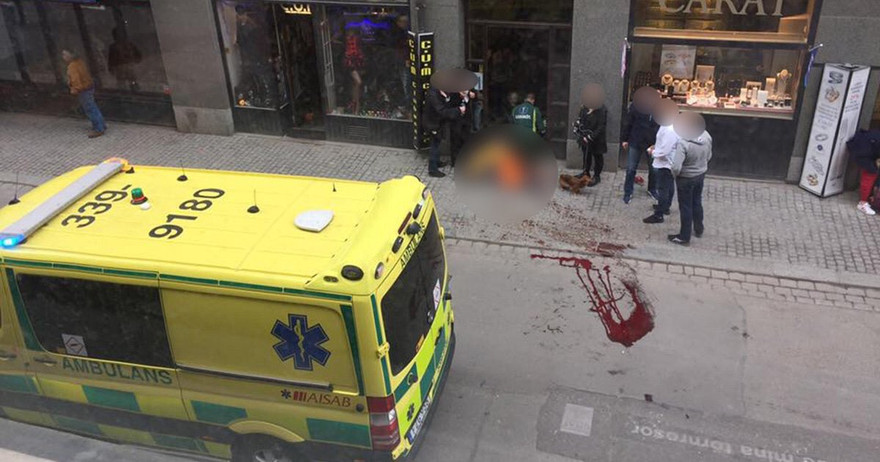 [ẢNH] Xe tải lao vào đám đông ở Stockholm, nhiều người thương vong