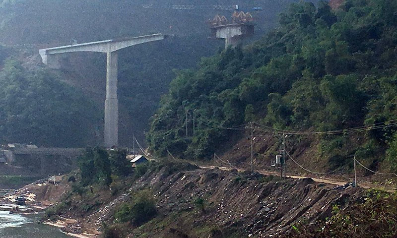 Hiện trường thi công cầu Suối Quanh.