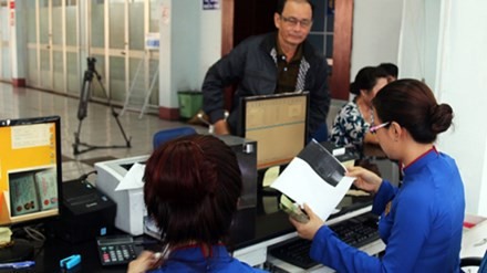 Nhân viên ga Sài Gòn làm thủ tục hoàn trả tiền cho khách. Ảnh: Hữu Công/VnExpress