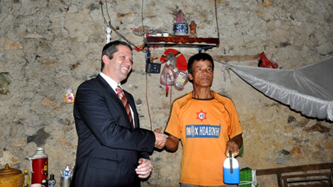 Đại diện Công ty Philips trao quà tặng cho hộ gia đình không nằm trong hệ thống điện lưới quốc gia