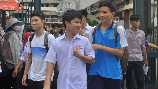 Thí sinh hớn hở sau môn Văn. Ảnh: Nguyễn Dũng