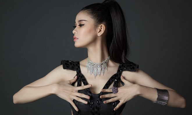 Trương Quỳnh Anh đắt show nhờ sexy 'nặng đô' hơn