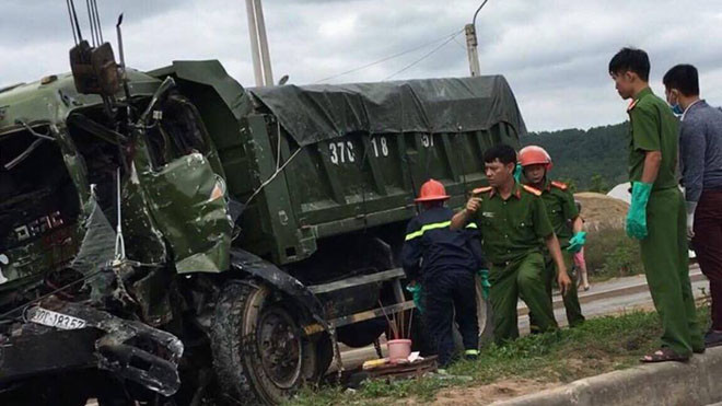 Phá cabin đưa thi thể tài xế bị mắc kẹt ra ngoài