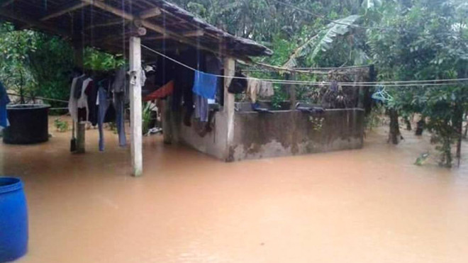 Nhà dân bị ảnh hưởng. Ảnh: Nguồn Facebook