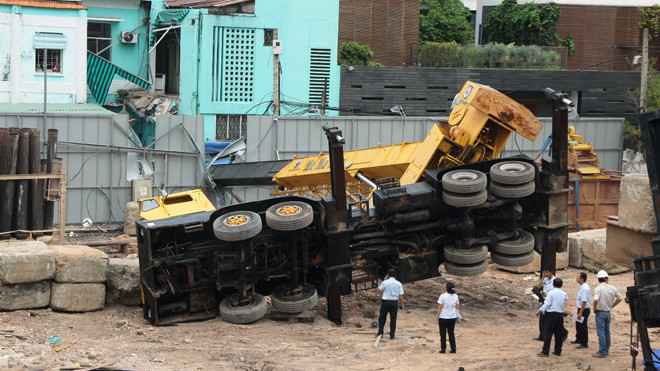 Cần cẩu lật đè trường mầm non.