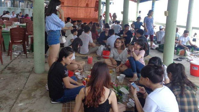 Du khách về Cửa Lò nghỉ ngày càng đông.