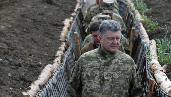 Tổng thống Petro Poroshenko thị sát khu vực giao tranh phía Đông Ukraine