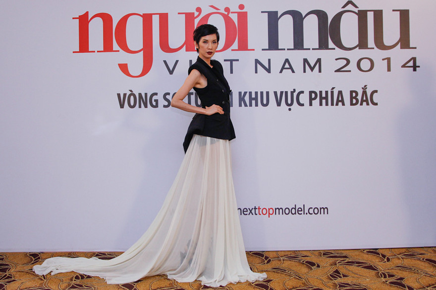 Xuân Lan mặc váy xuyên thấu phỏng vấn thí sinh Next Top