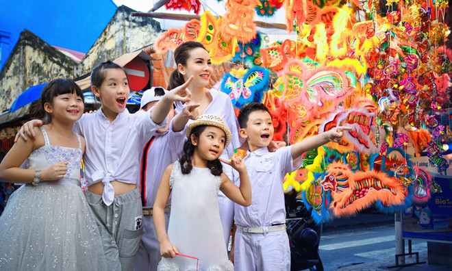 Yến Trang đưa các học trò Bước Nhảy Hoàn Vũ nhí đi chơi phố đèn lồng nhân dịp tết Trung thu sắp tới.