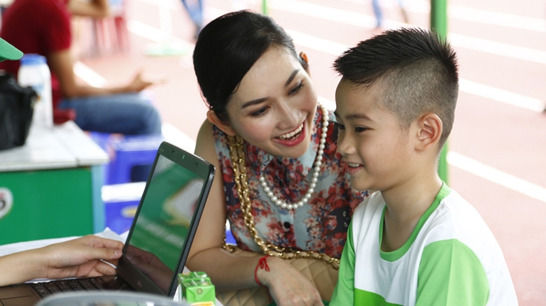 Kim Hiền quấn quýt bên con trai.