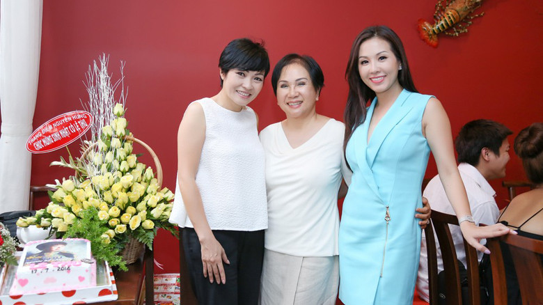 Phương Thanh và Thu Hoài dự tiệc sinh nhật danh ca Lệ Thu.