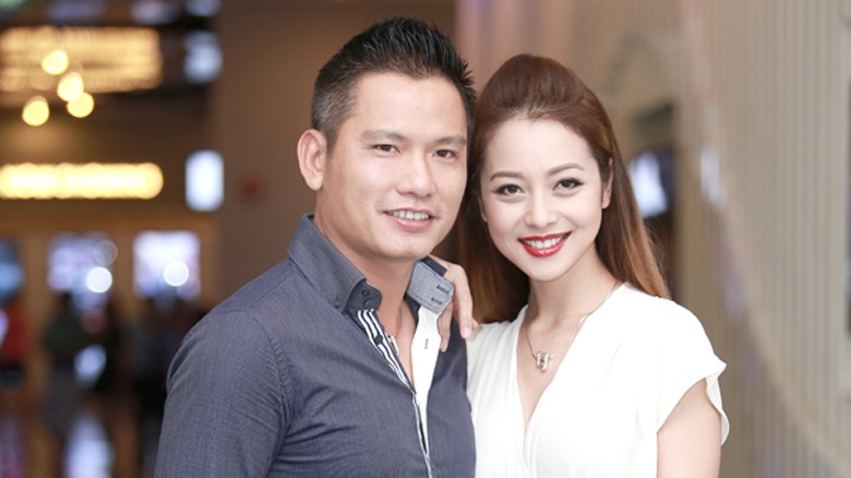 Vợ chồng Jennifer Phạm rạng rỡ sánh đôi đi xem phim.