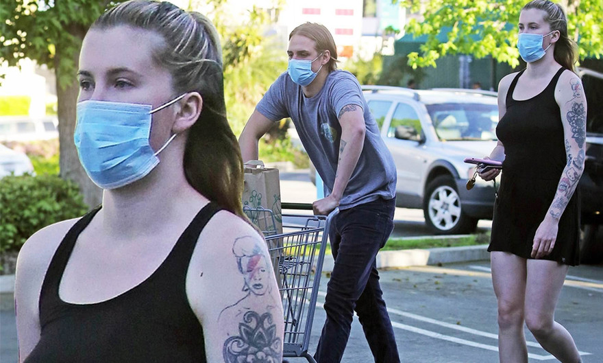 Cô và bạn trai nhạc sĩ Corey Harper (22 tuổi) cùng đeo khẩu trang đi mua sắm vào hôm 14/4. Cặp đôi bắt đầu hẹn hò từ năm 2018.