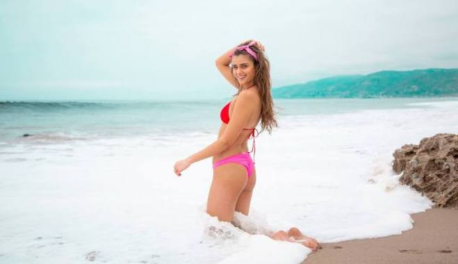 Người đẹp Mỹ gợi cảm mơn mởn trên biển