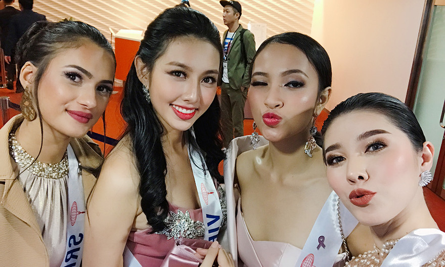 Thùy Tiên lọt top 10 trang phục dạ hội ở họp báo mở màn HH Quốc tế.